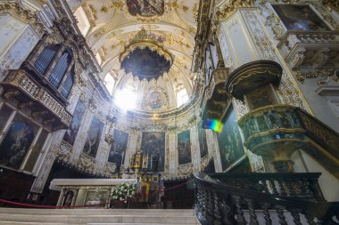 İç Bergamo Katedrali (Duomo di Bergamo, Cattedrale di Sant'Alessandro). Bir tek NEF ve Barok dekorasyon ile Latin çapraz zemin planı vardır