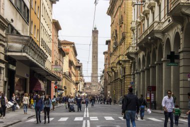 Arka planda Torre degli Asinelli ile Bologna Via Rizzoli