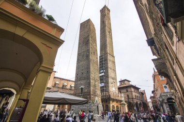 Bologna, Asinelli ve Garisenda, le nedeniyle iki eğilim kuleleri torri, şehrin yerlerinden. İtalya