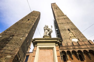 Bologna, Asinelli ve Garisenda, le nedeniyle iki eğilim kuleleri torri, şehrin yerlerinden. İtalya