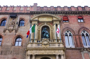 Palazzo d'Accursio veya Palazzo Comunale, yer alan içinde Piazza Maggiore, Bologna, İtalya, bir zamanlar kentin Belediye Sarayı. Aziz Petronius heykeli