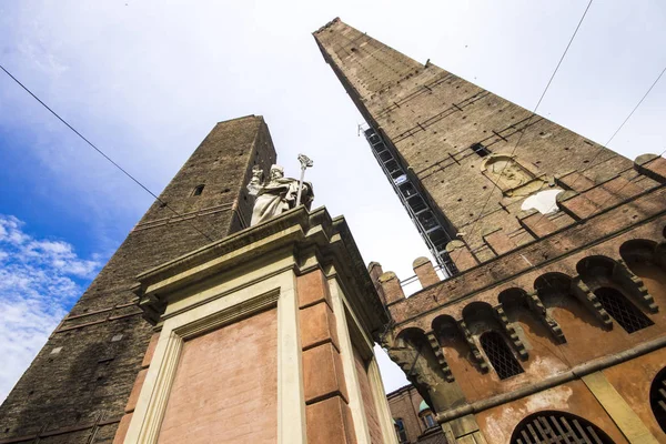 Las Dos Torres Inclinadas Bolonia Asinelli Garisenda Due Torri Monumentos — Foto de Stock