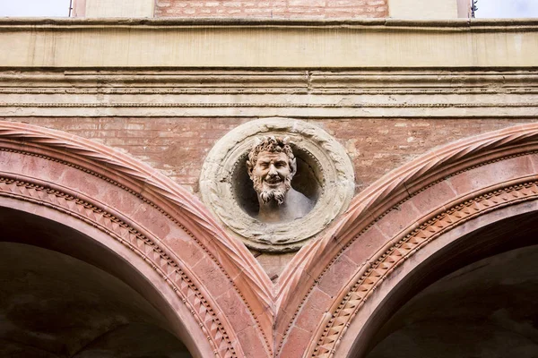 Πρόσωπο Του Διαβόλου Ένα Από Παλάτια Της Piazza Santo Stefano — Φωτογραφία Αρχείου