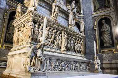 Ark, Saint Dominic, Nicola Pisano tarafından yapılan kalıntıları Niccolo dell'Arca ve Michelangelo içeren bir Rönesans lahit. Basilica di San Domenico, Bologna