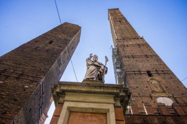 Bologna, Asinelli ve Garisenda, le nedeniyle iki eğilim kuleleri torri, şehrin yerlerinden. İtalya