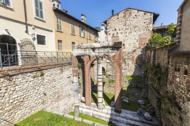 İtalya 'nın Brescia kentindeki antik Roma kenti Brixia' nın merkezindeki Roma Forumu 'nun kalıntıları.