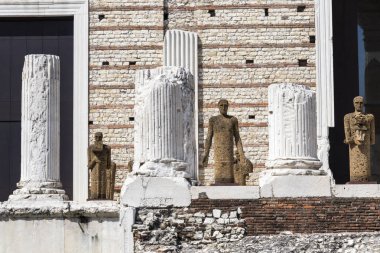 İtalya 'nın Brescia kentindeki Capitolium ya da Capitoline Triad tapınağının kalıntıları, antik Roma kenti Brixia' nın merkezindeki ana tapınak.