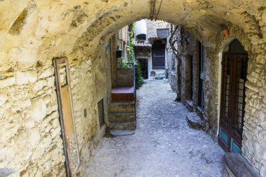 Bussana Vecchia, 1887 yılında bir deprem tarafından Liguria, İtalya, eski hayalet kasaba sokaklarında
