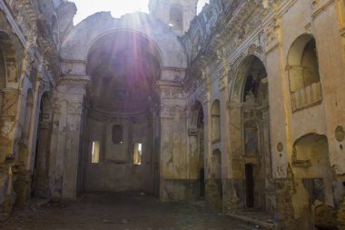 Bussana Vecchia, 1887 yılında bir deprem tarafından Liguria, İtalya, eski hayalet kasaba sokaklarında