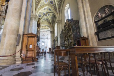 Como İtalya'da inşa son Gotik Katedrali olarak yaygın olarak açıklanan Katedrali (Cattedrale di Santa Maria Assunta, Duomo di Como),