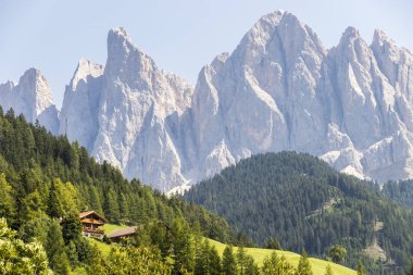Görüş Sass Rigais (3,025 m) ve Furchetta Dağları Kuzeybatı Dolomites, South Tyrol, Kuzey İtalya'da Geisler grubu ile birlikte.
