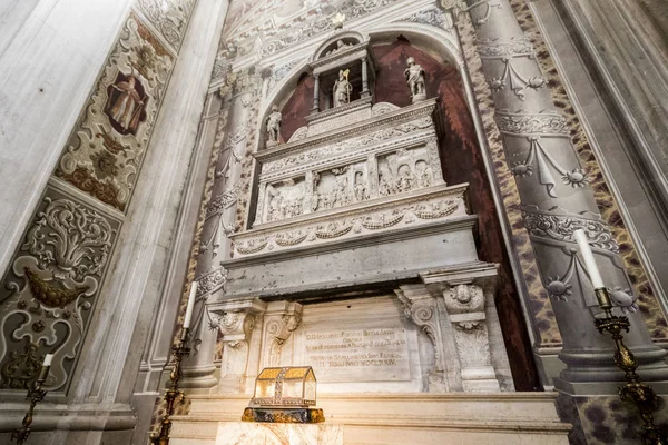 Altar Dentro Del Duomo Nuovo Catedral Nueva Iglesia Católica Romana — Foto de Stock