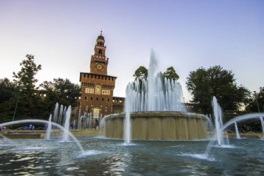Sforza Kalesi, veya Castello Sforzesco, Milan, İtalya için ünlü bir dönüm noktası. 15. yüzyılda Milano Dükü tarafından inşa edilmiştir ve şimdi birkaç kentin müzeleri ve sanat koleksiyonu evler