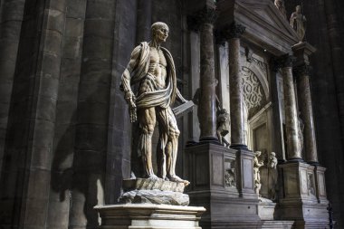 St Bartholomew tarafından Marco D'Agrate, heykeli etrafında 1562 yapılmış ve Milano Katedrali'ne doğru transept içinde yerleştirilir. Canlı canlı yüzüldü ve sonra başı kesilmiş