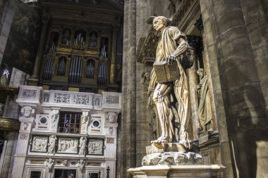 St Bartholomew tarafından Marco D'Agrate, heykeli etrafında 1562 yapılmış ve Milano Katedrali'ne doğru transept içinde yerleştirilir. Canlı canlı yüzüldü ve sonra başı kesilmiş