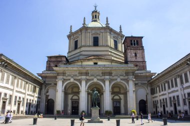 Roma İmparator Konstantin San Lorenzo Maggiore Bazilikası, Milan, İtalya'da bulunan Katolik ibadet önemli bir yer önünde bronz heykeli