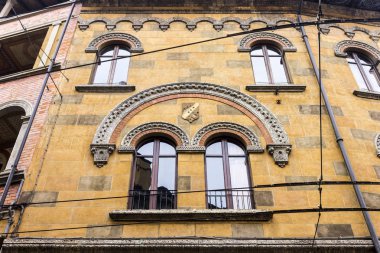 Güzel bir pencere bir ev Modena, Emilia-Romagna, İtalya