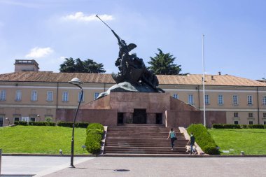 Piazza Trento ve Trieste 'de Monumento ai Caduti