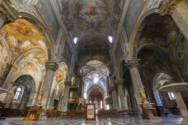 Duomo di Monza, İtalya. Monza Milan piskoposluk bölgesi parçası her zaman olmuştur, ama bir Başrahip yönetiyor olması bir katedral olmayan tek duomo