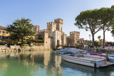 Castello Scaligero veya Scaliger Kalesi, 13. yüzyılın Ortaçağ bağlantı noktası Sur yakınındaki Lago di Garda Sirmione, Lombardiya, Kuzey İtalya'daki
