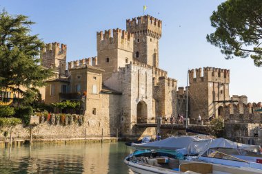 Castello Scaligero veya Scaliger Kalesi, 13. yüzyılın Ortaçağ bağlantı noktası Sur yakınındaki Lago di Garda Sirmione, Lombardiya, Kuzey İtalya'daki