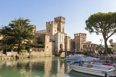 Castello Scaligero veya Scaliger Kalesi, 13. yüzyılın Ortaçağ bağlantı noktası Sur yakınındaki Lago di Garda Sirmione, Lombardiya, Kuzey İtalya'daki