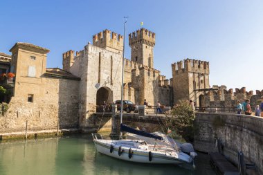 Castello Scaligero veya Scaliger Kalesi, 13. yüzyılın Ortaçağ bağlantı noktası Sur yakınındaki Lago di Garda Sirmione, Lombardiya, Kuzey İtalya'daki