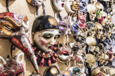 Venedik, Venedik, İtalya 'da bir mağazanın duvarında Venedik karnaval maskeleri