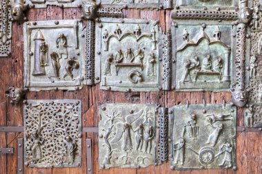 Basilica di San Zeno Maggiore Verona, İtalya, Bronz kapı 11 inci yüzyılda yapılan 48 kare panelleri ile dekore edilmiş