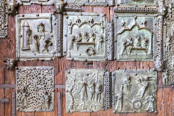 Χάλκινη Πόρτα Από Την Βασιλική Σαν Ζένο Ματζόρε Στη Βερόνα — Φωτογραφία Αρχείου