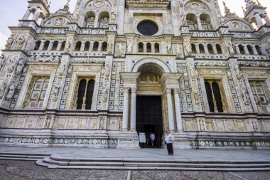 Certosa di Pavia, bir manastır ve karmaşık Lombardiya, Kuzey İtalya, 8 km kuzeyinde Pavia bulunmaktadır. 1396-1495, İtalya en büyük manastır inşa