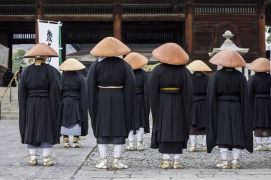 Budist rahipler Zenkō-ji, Nagano, Japonya'nın bulunan bir Budist Tapınağı Sanmon kapısında arıyorsunuz