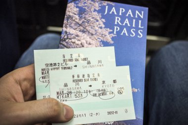 Shinkansen ağdan Shinagawa Kyoto Japonya Rail Pass ile iki bilet için Japon Jr tutan el Tren