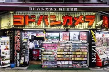 Tokyo, Japonya. Yodobashi kamera mağaza, elektronik, bilgisayar, kamera ve fotoğrafik donanımlar uzmanlaşmış bir büyük Japon perakende zinciri