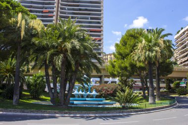 Monaco, egemen şehir devleti ve Batı Avrupa'da Fransız Rivierası'nda yer alan microstate, sokaklarında