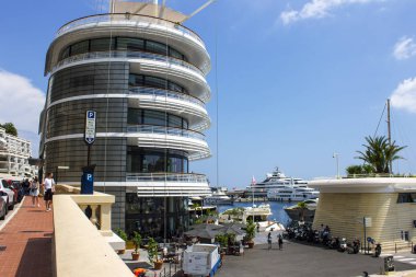 Monaco, egemen şehir devleti ve Batı Avrupa'da Fransız Rivierası'nda yer alan microstate, sokaklarında