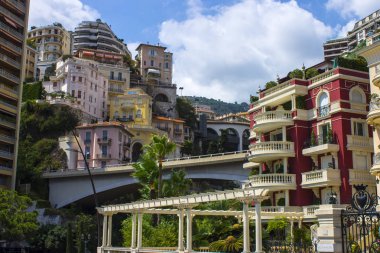 Monaco, egemen şehir devleti ve Batı Avrupa'da Fransız Rivierası'nda yer alan microstate, sokaklarında