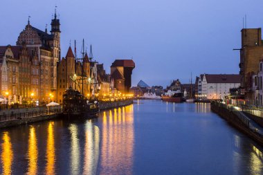 Eski Şehir Gdansk, Polonya, Saint Mary's gate (Brama Mariacka), Ortaçağ vinç Kapısı (Brama Zuraw) ve Motlawa Nehri ile gece manzarası