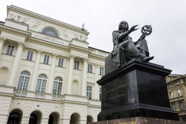 Polonyalı gökbilimci Nicolaus Copernicus, Staszic Palace, koltuk Polonyalı bilim önce ayakta anıt. Varşova, Polonya