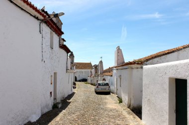 Sokaklar ve Evora Monte, Portekiz'in Alentejo bölgesi duvarlı bir şehirde evlerin