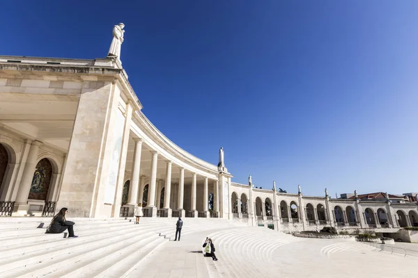 Fatima Portugalia Turystów Słynnej Kolumnady Oraz Sanktuarium Matki Bożej Sanktuarium — Zdjęcie stockowe