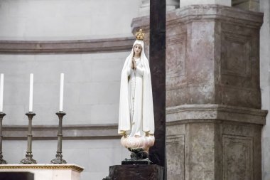 Our Lady veya bazilika, Marian tapınak ve Kutsal Meryem, Fatima, Portekiz parçası içinde tespih heykeli