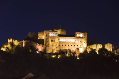 Castle, Leiria (Castelo de Leiria), şehrin Leiria, Portekiz'in Centro bölgesine bakan bir ortaçağ kalesi gece görünümü