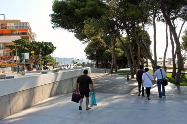 Benicassim, Costa del Azahar kıyılarında, Castello Eyaleti, İspanya bir plaj tesisi Torreon Beach'te insanlar