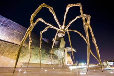 Anne, bir örümcek Guggenheim Müzesi Bilbao, İspanya önünde duruyor Louise Bourgeois tarafından heykeli