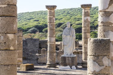 Roma İmparatoru Trajan'ın Baelo Claudia, Andalusia, Güney İspanya içinde Bolonia köyü yakınındaki dışında Tarifa, antik bir Roma kenti kalıntıları içinde heykeli