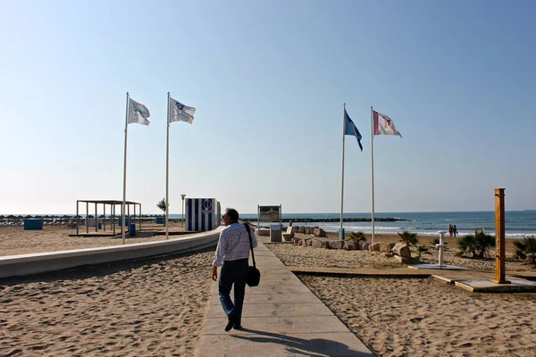 Homem Andando Praia Benicassim Resort Praia Costa Costa Del Azahar — Fotografia de Stock