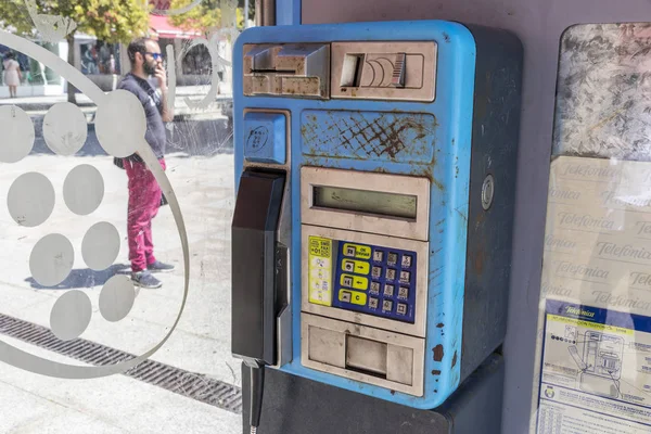 Egyik Régi Telefonica Nyilvános Telefonállomások Bueu Galicia Spanyolország Egy Ember — Stock Fotó