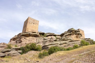 Castillo de Zafra, Sierra de Caldereros, Campillo de Duenas, Castilla La Mancha, İspanya bir kumtaşı fosillerini üzerine kurulmuş bir 12. yüzyıl kale