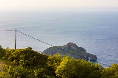 San Juan de Gaztelugatxe, sahil Bermeo, Bask Ülkesi, İspanya ünlü bir yarımada gün batımında